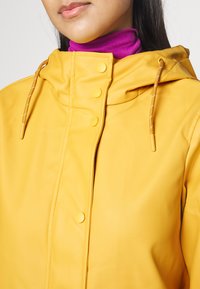 Vero Moda Petite VMMALOU - Parca - amber gold