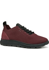 Sneaker in tessuto bordeaux con suola in gomma nera, dotata di un upper traspirante, chiusura con lacci e dettagli a motivo ondulato sulla suola.