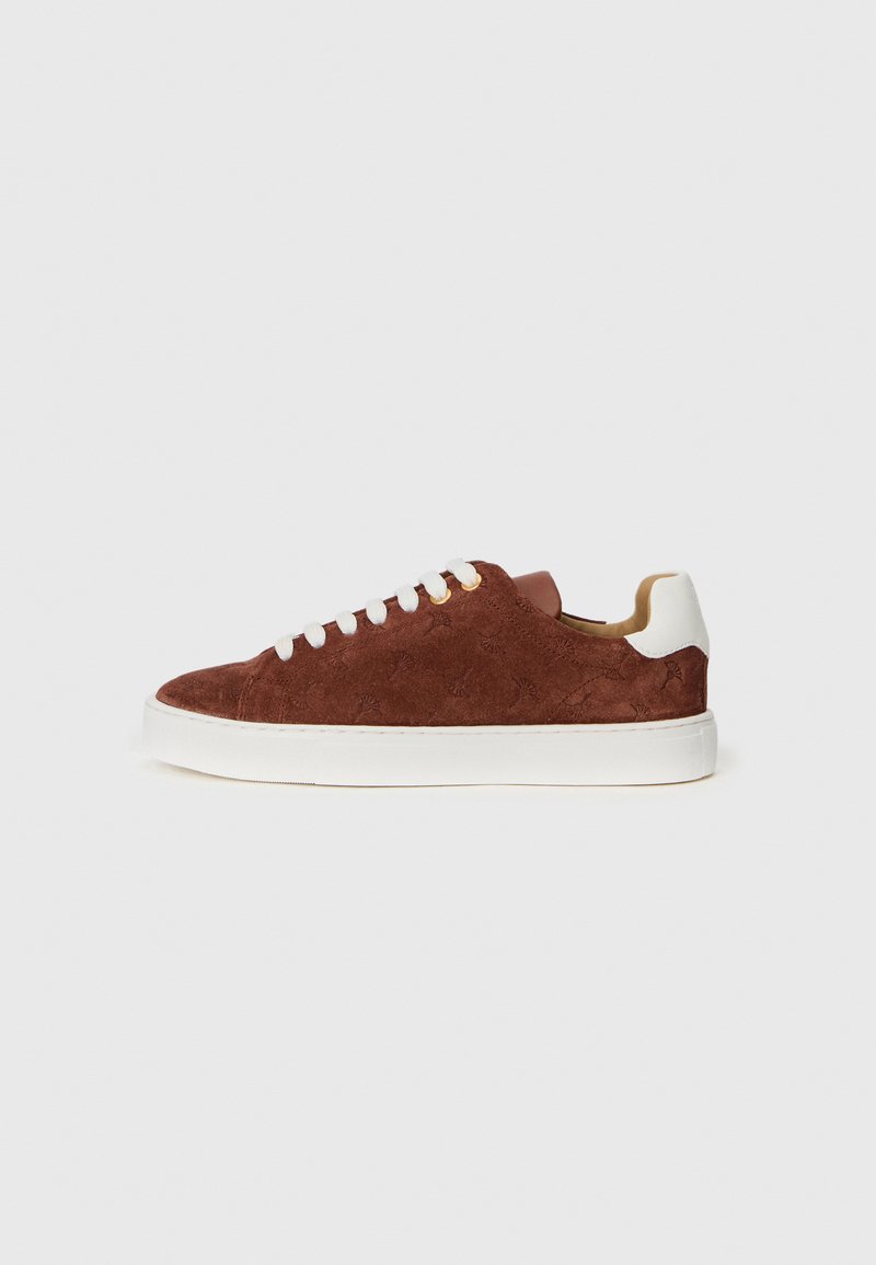 Braune Wildledersneaker mit weißer Gummisohle, runden Schnürsenkeln und dezentem, geprägtem Muster an den Seiten sowie braunen Akzenten an der Ferse.