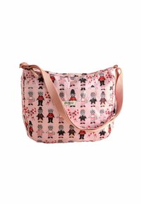 Tygaxelväska i ljusrosa med svartvita dockmönster, som har en mjuk textur och en lång, justerbar beige rem.