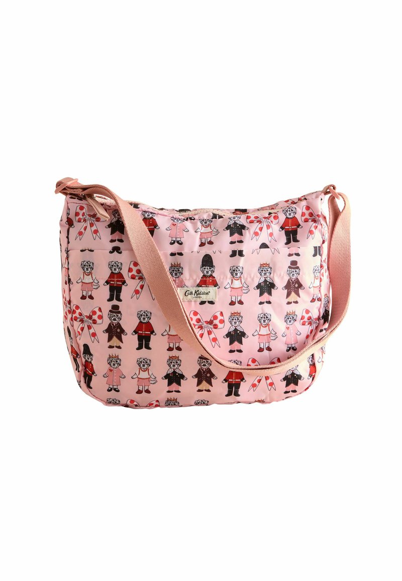 Tygaxelväska i ljusrosa med svartvita dockmönster, som har en mjuk textur och en lång, justerbar beige rem.