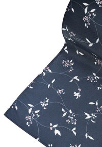 Tkanina w kwiaty w granatowym kolorze z białymi liśćmi i małymi różowymi kwiatami, charakteryzująca się gładką fakturą i delikatnym wzorem.