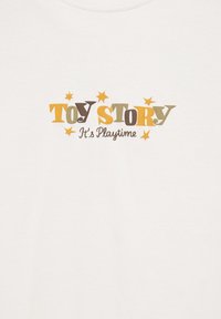 Texte « Toy Story » en jaune, marron et vert avec des étoiles en haut et en bas sur fond blanc uni, disant "It's Playtime."