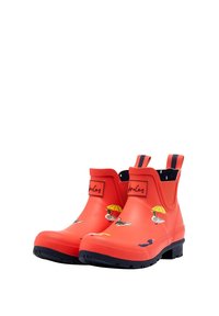 Bottes de cheville en caoutchouc rouge avec des semelles bleu marine, ornées de motifs de canards et de parapluies. Comprend une étiquette de marque à l'avant et un dessus texturé.