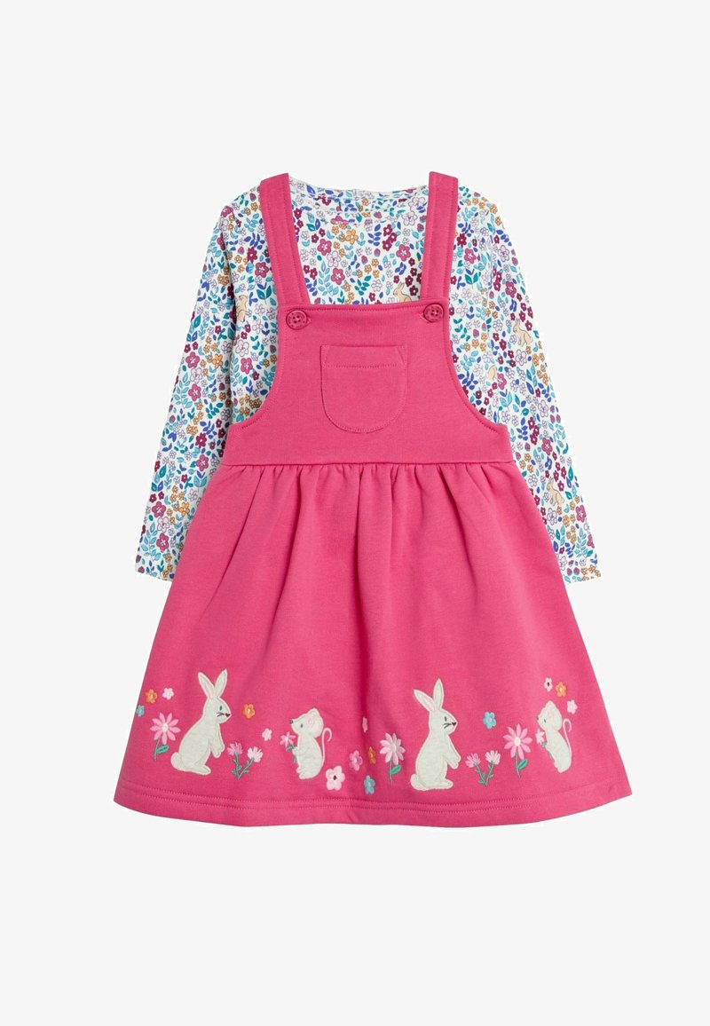 Vaaleanpunainen puuvillamekko, jossa on säädettävät olkaimet, kukkakirjailulla ja pupusuunnittelulla helmassa. Pitkähihainen kukkakuosiset paita alla.