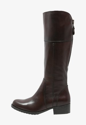 Bottes hautes en cuir marron avec une finition lisse, des coutures discrètes le long des coutures et une fermeture éclair latérale pour un enfilage facile.