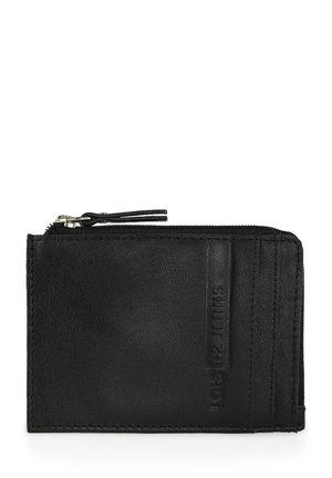 Billetera de cuero negro con una superficie texturizada, cierre de cremallera y múltiples ranuras para tarjetas. Presenta un logotipo en relieve en la parte frontal.