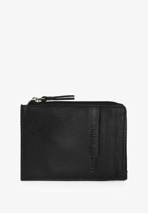 Billetera de cuero negro con una superficie texturizada, cierre de cremallera y múltiples ranuras para tarjetas. Presenta un logotipo en relieve en la parte frontal.