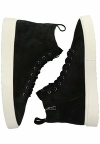 Zapatillas altas de ante negro con suela de goma blanca, ojales de metal y detalle de cremallera lateral. Cuenta con una tira en el talón.