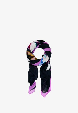 Silkkihuivi, jossa on kukkakuosisia sinisen, keltaisen ja valkoisen värit mustalla taustalla, reunustettuna pinkeillä ja purppuraisilla raidoilla. Alakulmassa on allekirjoitus.