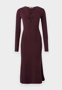 Langärmliges, weinrotes Kleid mit einer gedrehten Vorderseite und einem kreisförmigen Detail, enganliegender Silhouette und ausgestelltem Saum.