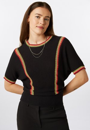 Zwart geribd gebreide trui met korte mouwen, met meerkleurige gestreepte accenten in rood, geel en groen langs de zijkanten en de halslijn.