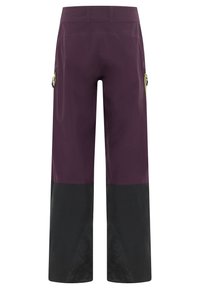 Pantaloni outdoor viola con una sezione inferiore nera. Le caratteristiche includono due tasche laterali con cerniere gialle e un design ampio per la mobilità.