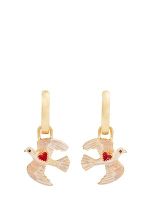 Zlati obroči za ušesa z belimi emajliranimi golobički v letu, vsak z majhnim rdečim srcem na telesu.