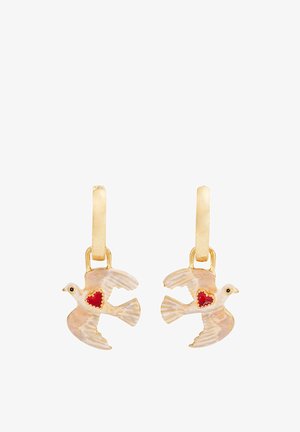 Kuldrenka kõrvarõngad, millel on valged emailitud tuvid lennus, igaühel väike punane süda kehale.