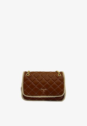 Borsa a tracolla color marrone trapuntata con rifiniture beige, dotata di una tracolla in catena dorata e un logo. Texture in pelle liscia con un design strutturato.