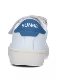Sneaker in pelle bianca con un tallone blu etichettato "SUN68", caratterizzata da una superficie liscia e un design minimalista a profilo basso.