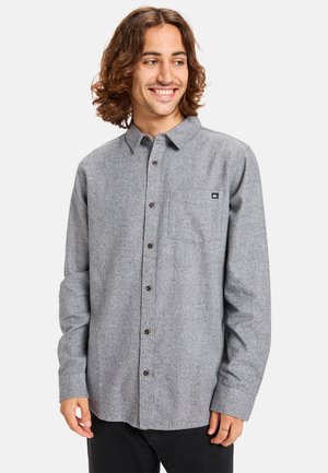 Grijs flanellen overhemd met een knoopsluiting, lange mouwen, borstzak en donkere knopen. Bevat een klein logo op de zak.