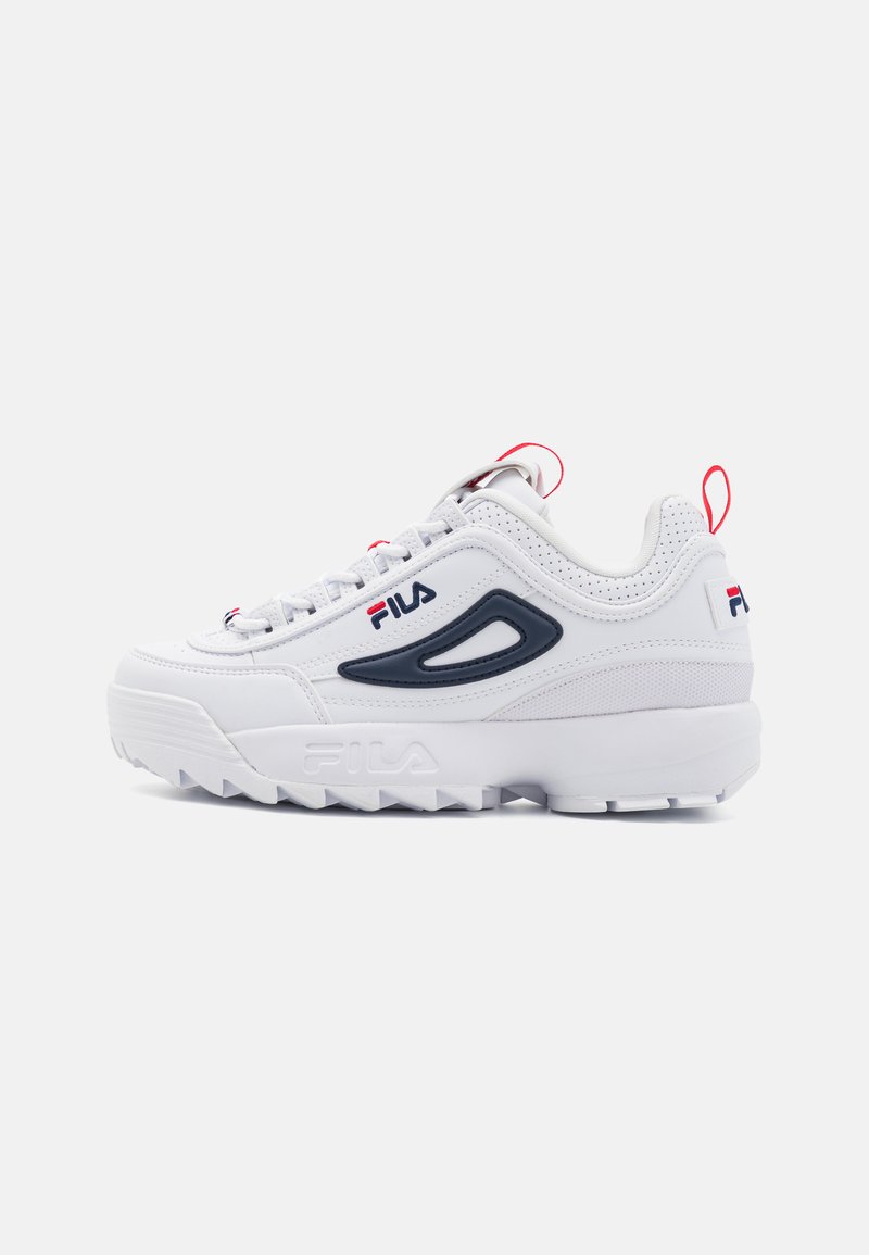 Baskets blanches avec un dessus en cuir texturé, des accents marine, une semelle épaisse et une languette rouge au niveau du talon. Logo Fila affiché.