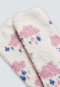 Calcetines de felpa en blanco con patrones de nubes rosas y azules. Textura suave con un diseño grueso y esponjoso.