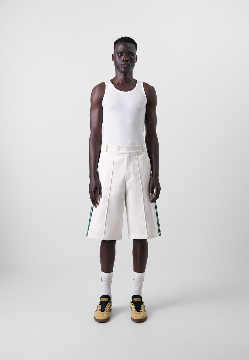 adidas Originals - 80S LOOSE BUTTONED 3-STRIPES 11-INCH BERMUDA - Lühikesed püksid - off white, Suurenda