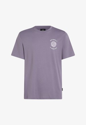 Lilla puuvillane T-särk lühikeste varrukatega, ümar kaelus, millel on valge spiraalgraafika ja brändilogo vasakul küljel.