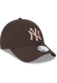 Braunfarbene Baseballmütze aus Stoff, mit einem gestickten beigen NY-Logo, gebogenem Schirm und einem Etikett auf der Vorderseite, das Größe/Stil angibt.