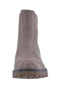 Botín de tobillo de cuero topo con punta redondeada, paneles laterales elásticos y suela de goma texturada. Cuenta con detalles de costura mínimos.