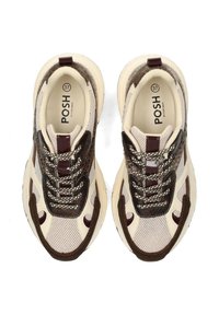 Sneakers con una parte superiore in rete color crema, dettagli marroni e texture particolare. Presentano lacci prominenti e un logo del marchio sulla soletta.