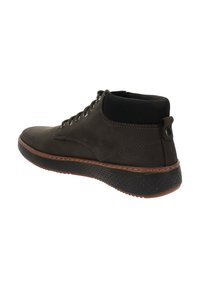 Scarpa alla caviglia in pelle marrone con suola in gomma nera texturizzata, punta tonda e cuciture a contrasto. Presenta un design con lacci e un linguetta posteriore.