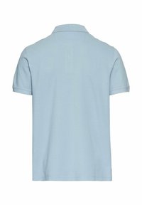 Lichtblauw poloshirt met korte mouwen, een platte gebreide kraag en een rechte zoom. Gemaakt van zachte stof met een gladde textuur.