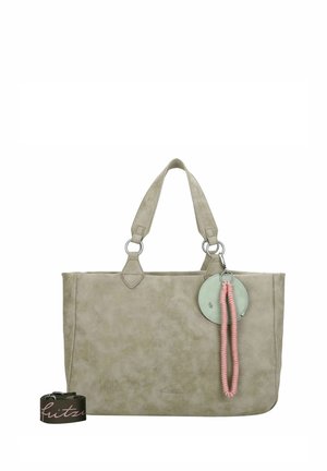 Bolso tote de imitación de piel gris con dos asas y un colgante redondo. Presenta una textura suave y una correa desmontable con un logotipo.