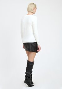 INFLUENCER CREW-NECK - Strickpullover - milk