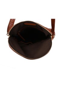 Borsa a tracolla in pelle marrone con chiusura a zip e interno foderato in tessuto scuro; dotata di una tracolla regolabile e multiple tasche.