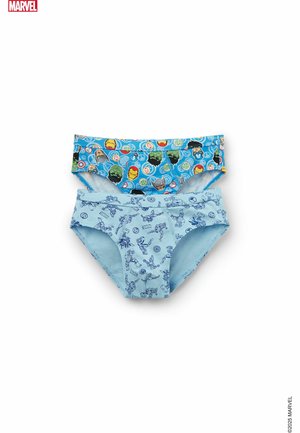 Deux paires de sous-vêtements pour enfants. Le haut est bleu avec des visages de super-héros colorés ; le bas présente un bleu plus clair avec des impressions de personnages de style bande dessinée.