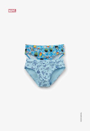 Due coppie di mutandine per bambini. La parte superiore è blu con volti di supereroi colorati; la parte inferiore presenta un blu più chiaro con stampe di personaggi in stile fumetto.