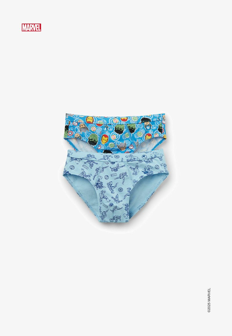 Dwie pary dziecięcej bielizny. Górna część jest niebieska w kolorowe twarze superbohaterów; dolna część ma jaśniejszy odcień niebieskiego z rysunkami postaci w stylu komiksowym.