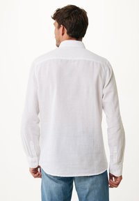 Witte lange mouwen linnen shirt met een button-down kraag en enkele knoopmanchetten, met een relaxte pasvorm en een rugplooi detail.