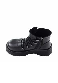 Czarne botki za kostkę z ekologicznej skóry, z elastycznymi sznurowadłami, bocznym zamkiem błyskawicznym oraz teksturowaną podeszwą. Cechuje się grubą platformą i eleganckim designem.
