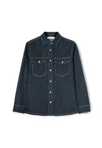 Camicia di denim scuro con bottoni frontali, due tasche sul petto, bottoni in metallo argentato e accenti luccicanti sottili in tutto il design.