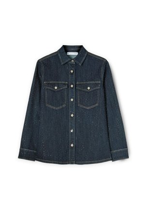 Camisa de mezclilla oscura con cierre de botones en el frente, dos bolsillos en el pecho, botones de metal plateado y sutiles acentos brillantes a lo largo.