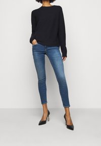 DRYKORN Stickad tröja - blue