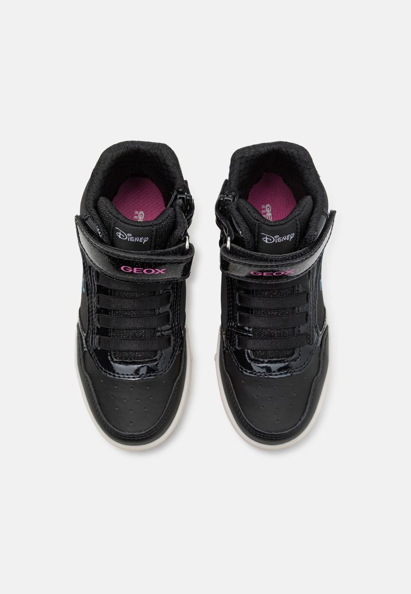 Sneaker nere con lacci dal finish lucido, dotate di una striscia in velcro, lati testurizzati e accenti rosa sulla fodera interna e sul marchio.