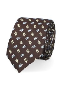 Brązowy krawat z kwiatowym wzorem w jasnoniebieskim i kremowym kolorze. Tekstura jest gładka z ukośnym prążkowaniem. Zrolowany na końcu.