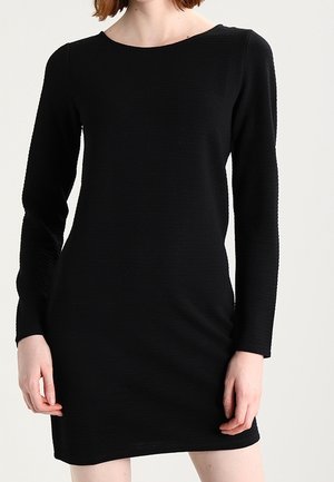 Abito nero a maniche lunghe con scollatura rotonda, tessuto texturizzato, silhouette aderente e lunghezza fino a metà coscia. Design semplice ed elegante senza decorazioni.