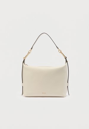 Borsa a tracolla in pelle color crema con dettagli in metallo color oro e tracolla nera regolabile, design minimalista con piccolo logo del marchio sul davanti.