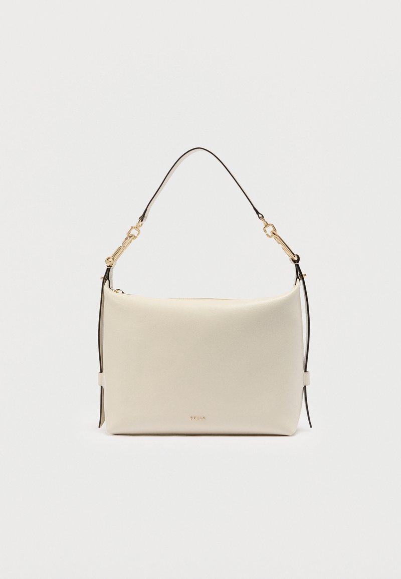 Κρεμ δερμάτινη τσάντα ώμου με χρυσούς μεταλλικούς εξαρτήματα και μαύρο ρυθμιζόμενο λουρί, μινιμαλιστικός σχεδιασμός με μικρό λογότυπο της μάρκας στο μπροστινό μέρος.