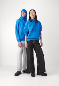 Tommy Jeans BADGE HOODIE UNISEX - Jersey con capucha - meridian blue