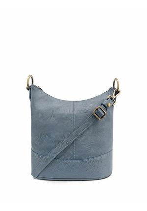 Sac bandoulière en cuir bleu avec sangle réglable et ferrures en laiton sur fond blanc.