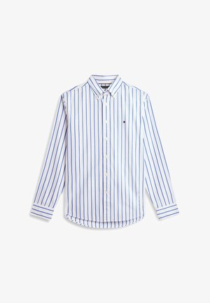 Camisa blanca de manga larga con botones, con rayas verticales azules y un pequeño logo en el pecho izquierdo, mostrada extendida sobre un fondo blanco.